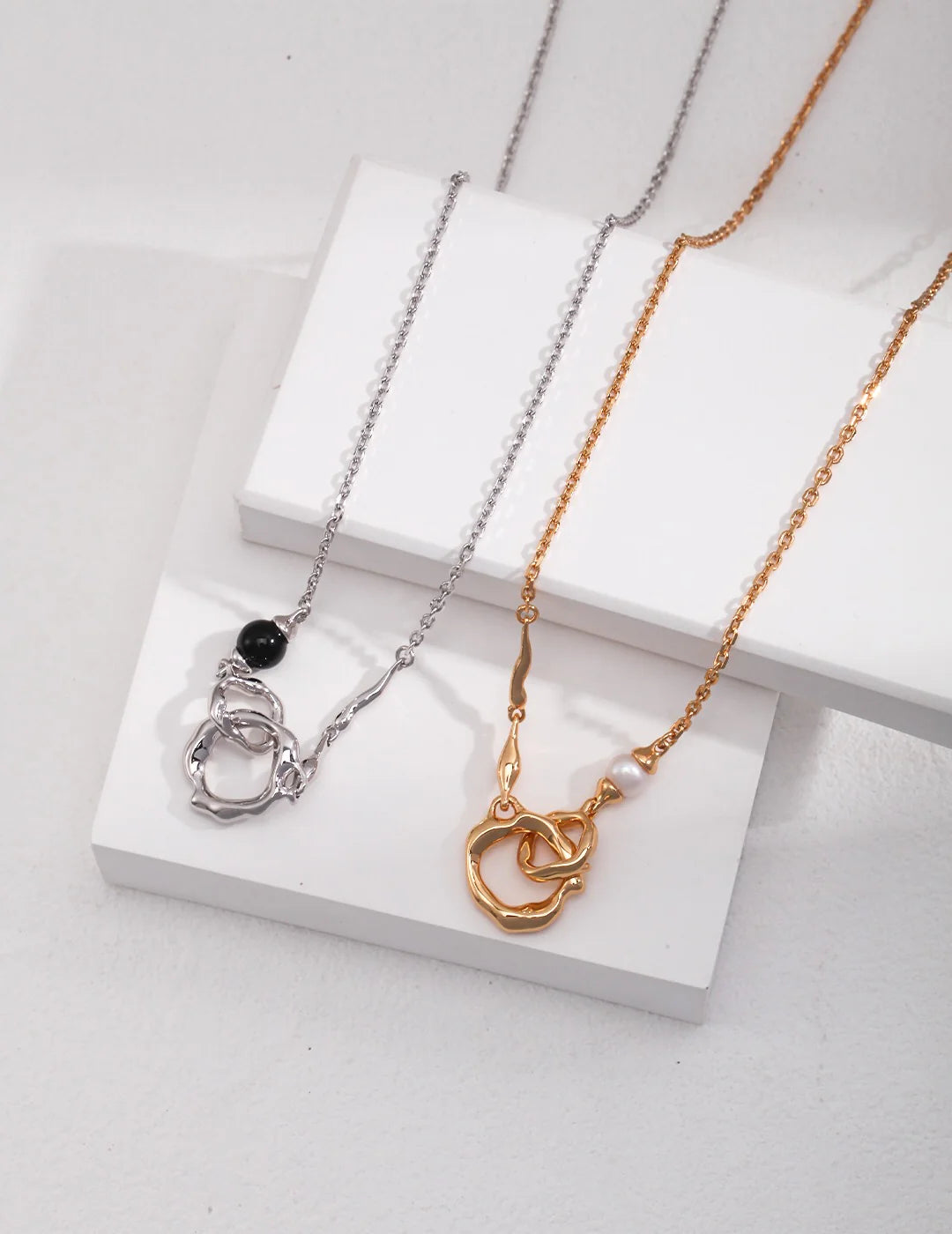Roundness Hollow round Black Onyx / Pearl Necklace