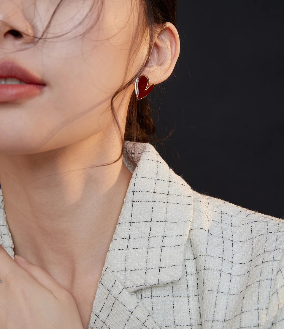 Orecchini a forma di cuore piegato con smalto rosso a goccia