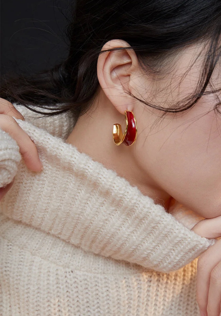 Orecchini a forma di C con smalto rosso a goccia