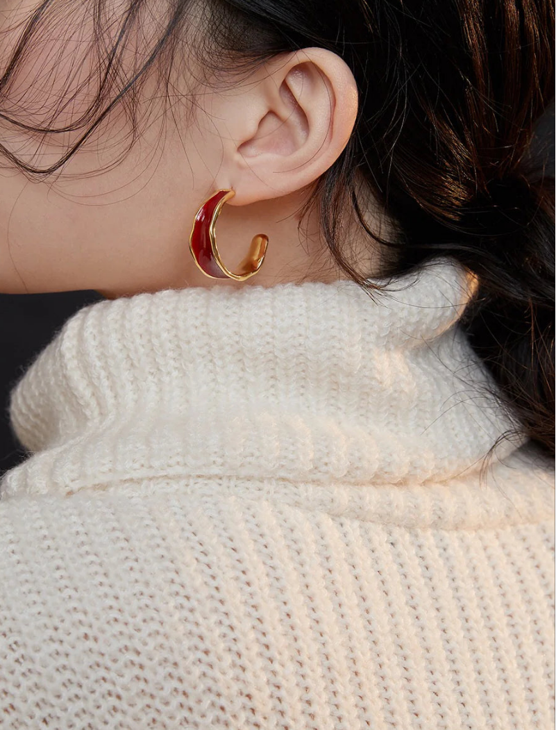 Orecchini a forma di C con smalto rosso a goccia